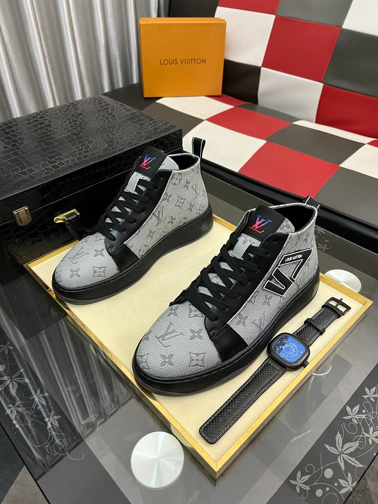Men's shoes 💰: 438⌚️⌚️《Louis vuitton/LV Louis Vuitton》original quality.~ Unique modern style sneakers. 🏃A must-have casual shoe for trendy men😍😍 Original brand imported from Italy, imported original leather, cowhide lining (refuses to discolor and grind feet) sole: original sole provided by the original factory, French lazy style design ⚠️Fit to the feet, original quality, super comfortable original sole. Code number: 38-443️⃣Colors available